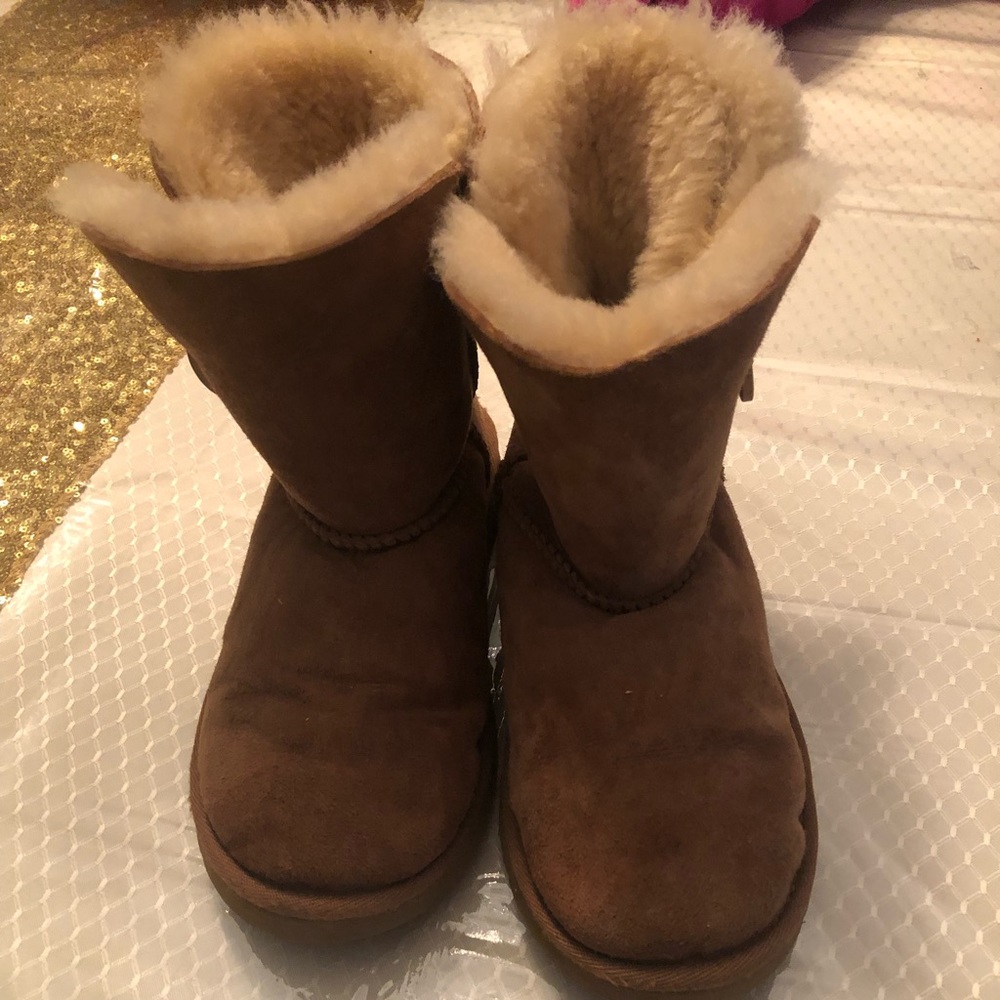 Kids bailey button Chestnut Ugg boots. Size 3